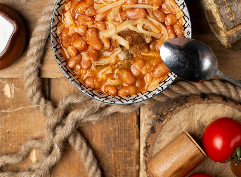 Fasole cu ciolan – reteta clasica, gustoasa si ideala pentru masa in familie de 1 Decembrie